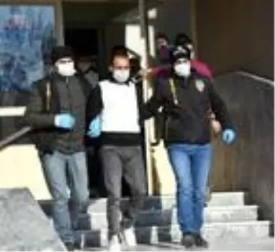 Çorlu'da 2 kişiyi öldürüp, İstanbul'da yakalanan baba-oğul tutuklandı Çorlu'da 2 kişiyi öldürüp, İstanbul'da yakalanan baba-oğul tutuklandı