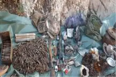 Çukurca'da terör örgütü PKK'ya ait silah, mühimmat ve yaşam malzemeleri ele geçirildi Çukurca'da terör örgütü PKK'ya ait silah, mühimmat ve yaşam malzemeleri ele geçirildi