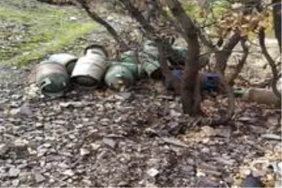 Çukurca'da terör örgütü PKK'ya ait silah, mühimmat ve yaşam malzemeleri ele geçirildi Çukurca'da terör örgütü PKK'ya ait silah, mühimmat ve yaşam malzemeleri ele geçirildi