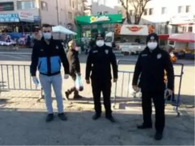 Cuma pazarında zabıtadan korona denetimi Cuma pazarında zabıtadan korona denetimi