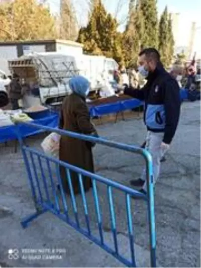Cuma pazarında zabıtadan korona denetimi Cuma pazarında zabıtadan korona denetimi
