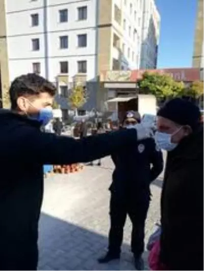 Cuma pazarında zabıtadan korona denetimi Cuma pazarında zabıtadan korona denetimi