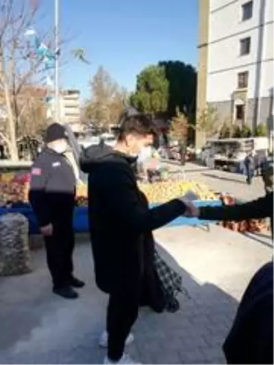 Cuma pazarında zabıtadan korona denetimi Cuma pazarında zabıtadan korona denetimi