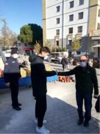 Cuma pazarında zabıtadan korona denetimi Cuma pazarında zabıtadan korona denetimi