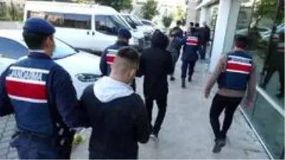 Son dakika haber | Çuvallar içinde 9 kilo esrarla yakalanan 4 kişi tutuklandı Son dakika haber | Çuvallar içinde 9 kilo esrarla yakalanan 4 kişi tutuklandı