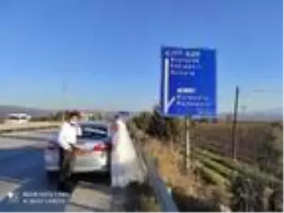 Damat, gelin aracının arkasına 'Dezenfektan döktüm yollarına' yazdırdı Damat, gelin aracının arkasına 'Dezenfektan döktüm yollarına' yazdırdı