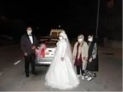 Damat, gelin aracının arkasına 'Dezenfektan döktüm yollarına' yazdırdı Damat, gelin aracının arkasına 'Dezenfektan döktüm yollarına' yazdırdı