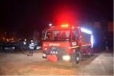 Depodaki 3 hurda araç yandı Depodaki 3 hurda araç yandı