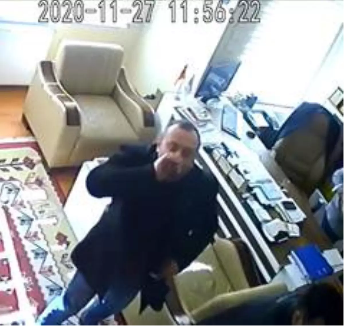 Malatya'yı sallayan depreme damga vuran görüntü! Çay içerek kaçtı