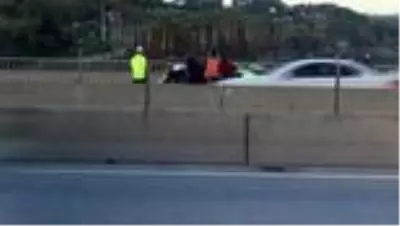 Devrilen otomobildeki iki kişi yaralandı Devrilen otomobildeki iki kişi yaralandı