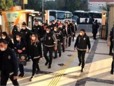 Dolandırıcılıktan adliyeye sevk edilen 30 şüpheliden 27'si tutuklandı Dolandırıcılıktan adliyeye sevk edilen 30 şüpheliden 27'si tutuklandı