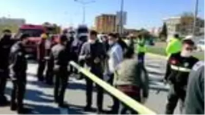Duraktaki panoya afiş asarken tırın çarptığı işçilerden biri hayatını kaybetti Duraktaki panoya afiş asarken tırın çarptığı işçilerden biri hayatını kaybetti