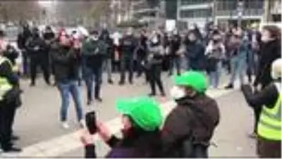 Düzensiz göçmenler oturum izni için gösteri yaptı Düzensiz göçmenler oturum izni için gösteri yaptı