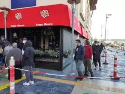 'Efsane Cuma' indirimleri sosyal mesafeyi unutturdu 'Efsane Cuma' indirimleri sosyal mesafeyi unutturdu