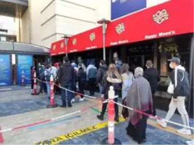 'Efsane Cuma' indirimleri sosyal mesafeyi unutturdu 'Efsane Cuma' indirimleri sosyal mesafeyi unutturdu