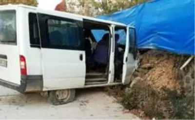 Elazığ'da minibüs duvara çarptı: 8 yaralı Elazığ'da minibüs duvara çarptı: 8 yaralı