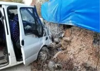 Elazığ'da minibüs duvara çarptı: 8 yaralı Elazığ'da minibüs duvara çarptı: 8 yaralı