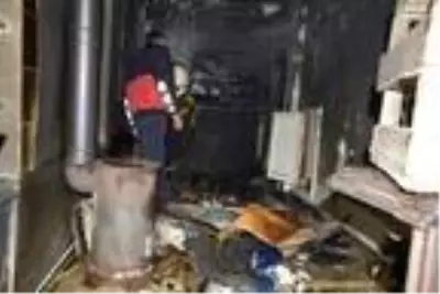 Elektrik kontağından çıkan yangını itfaiye söndürdü Elektrik kontağından çıkan yangını itfaiye söndürdü