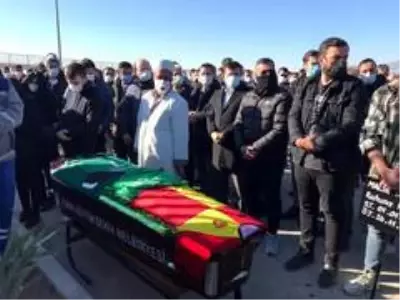 Depremde enkazdan çıkarıldıktan 28 gün sonra vefat eden futbolcunun cenazesi defnedildi Depremde enkazdan çıkarıldıktan 28 gün sonra vefat eden futbolcunun cenazesi defnedildi