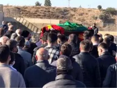 Depremde enkazdan çıkarıldıktan 28 gün sonra vefat eden futbolcunun cenazesi defnedildi Depremde enkazdan çıkarıldıktan 28 gün sonra vefat eden futbolcunun cenazesi defnedildi