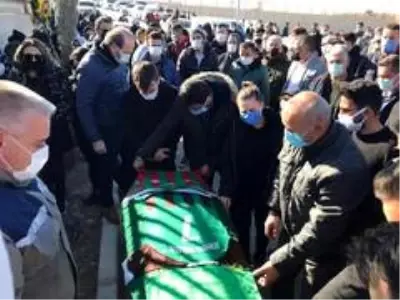 Depremde enkazdan çıkarıldıktan 28 gün sonra vefat eden futbolcunun cenazesi defnedildi Depremde enkazdan çıkarıldıktan 28 gün sonra vefat eden futbolcunun cenazesi defnedildi
