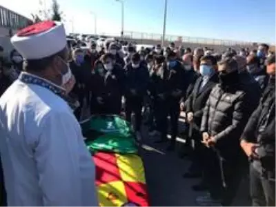 Depremde enkazdan çıkarıldıktan 28 gün sonra vefat eden futbolcunun cenazesi defnedildi Depremde enkazdan çıkarıldıktan 28 gün sonra vefat eden futbolcunun cenazesi defnedildi