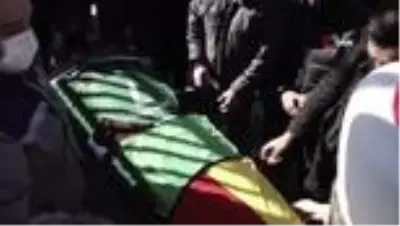 Enkazdan kurtarıldıktan sonra hayatını kaybeden amatör futbolcuya acı veda Enkazdan kurtarıldıktan sonra hayatını kaybeden amatör futbolcuya acı veda