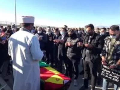 Depremde enkazdan çıkarıldıktan 28 gün sonra vefat eden futbolcunun cenazesi defnedildi Depremde enkazdan çıkarıldıktan 28 gün sonra vefat eden futbolcunun cenazesi defnedildi