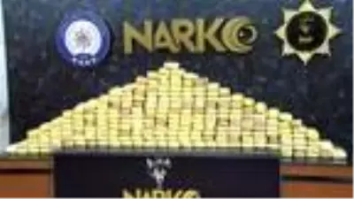 Esenyurt'ta uyuşturucu evin deposunda 113 kilogram eroin ele geçirildi Esenyurt'ta uyuşturucu evin deposunda 113 kilogram eroin ele geçirildi