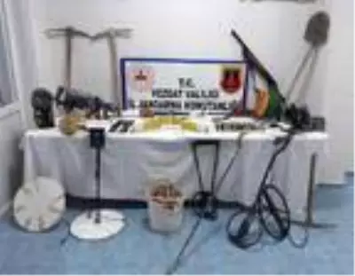 Son dakika haber | Evin salonuna tünel açan definecilere operasyon: 5 gözaltı Son dakika haber | Evin salonuna tünel açan definecilere operasyon: 5 gözaltı