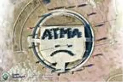 Farkındalık oluşturmak için çöplerle 'atma' yazdılar Farkındalık oluşturmak için çöplerle 'atma' yazdılar