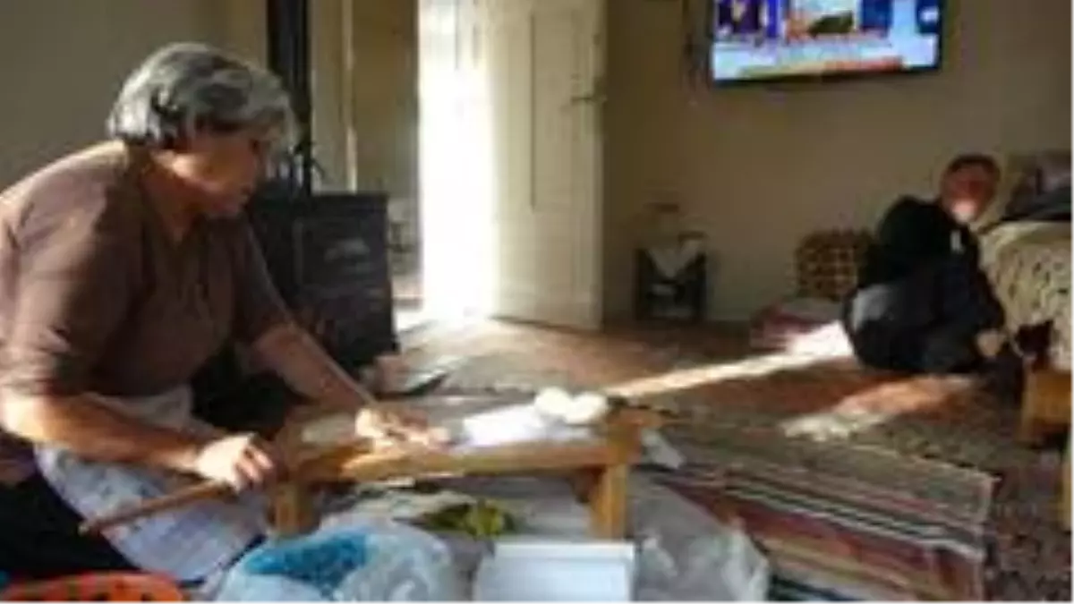 Felçli eşine bebek gibi bakıyor