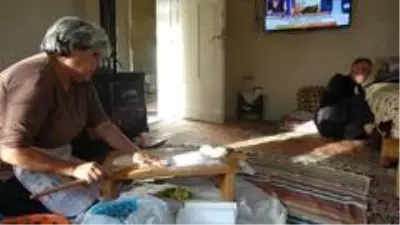 Felçli eşine bebek gibi bakıyor Felçli eşine bebek gibi bakıyor