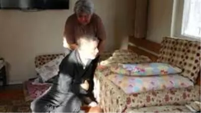Felçli eşine bebek gibi bakıyor Felçli eşine bebek gibi bakıyor