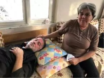 Felçli eşine bebek gibi bakıyor Felçli eşine bebek gibi bakıyor