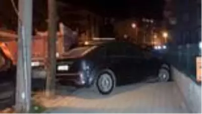 Freni boşalan kamyonet 4 araca çarparak durabildi Freni boşalan kamyonet 4 araca çarparak durabildi
