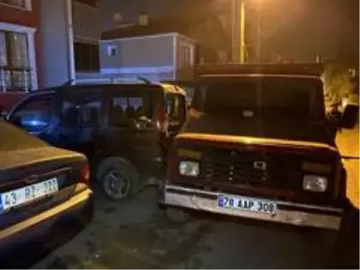 Freni boşalan kamyonet 4 araca zarar verdi Freni boşalan kamyonet 4 araca zarar verdi