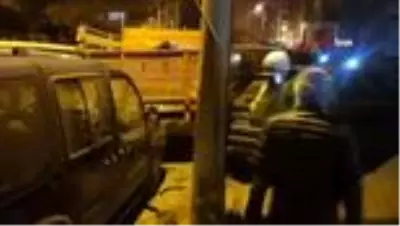 Freni boşalan kamyonet 4 araca zarar verdi Freni boşalan kamyonet 4 araca zarar verdi