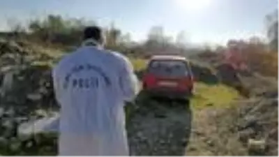Girdiği arazide yolun sonuna gelince çaldığı otomobili bırakıp kaçtı Girdiği arazide yolun sonuna gelince çaldığı otomobili bırakıp kaçtı