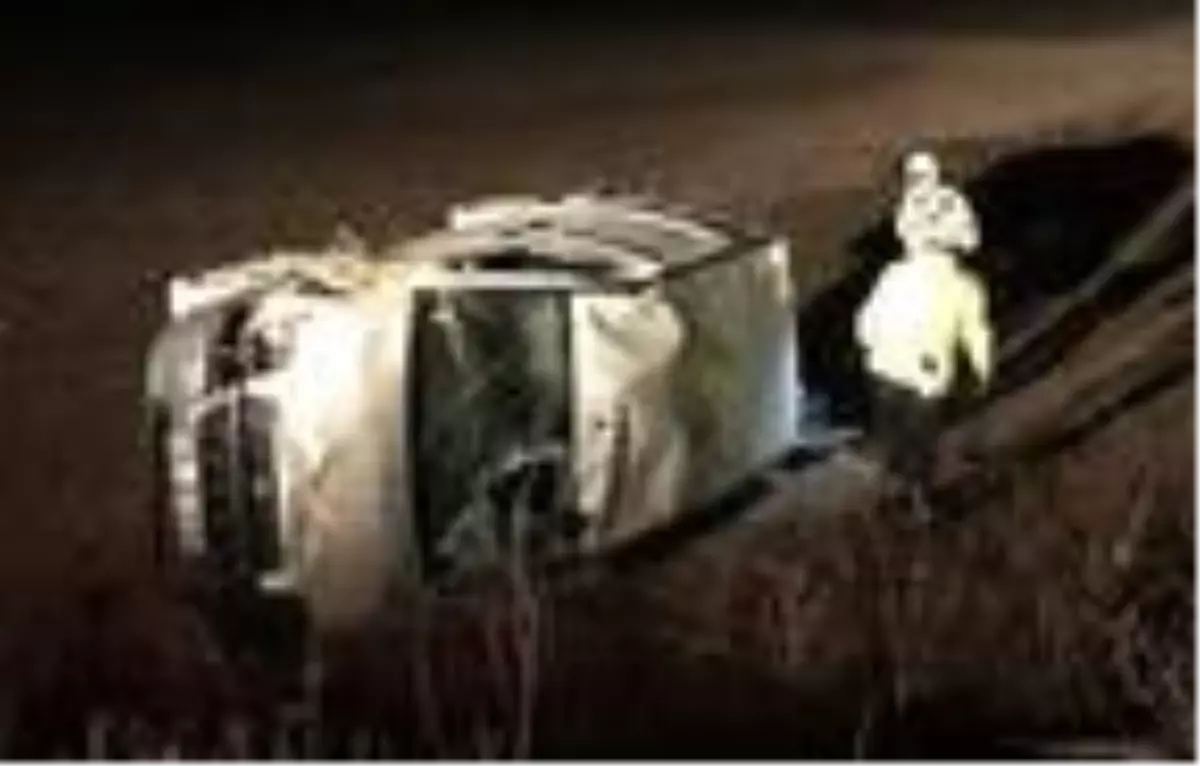 Hafif ticari araç devrildi: 5 yaralı