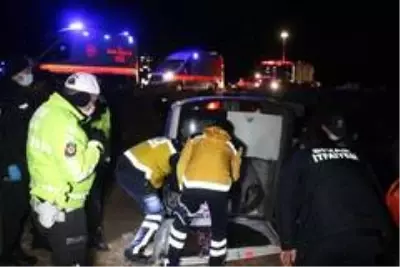 Hafif ticari araç tarlaya uçtu : 5 yaralı Hafif ticari araç tarlaya uçtu : 5 yaralı