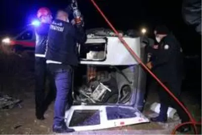 Hafif ticari araç tarlaya uçtu : 5 yaralı Hafif ticari araç tarlaya uçtu : 5 yaralı