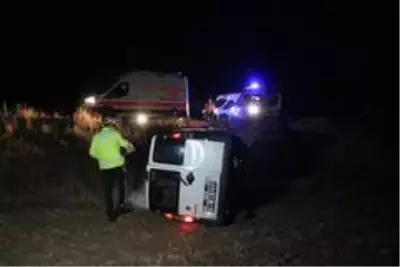 Hafif ticari araç tarlaya uçtu : 5 yaralı Hafif ticari araç tarlaya uçtu : 5 yaralı