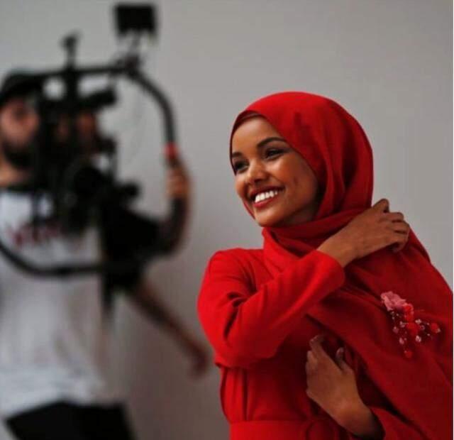 Halima Aden kimdir? İlk tesettürlü model Halima Aden kimdir? Tesettürlü model neden podyumu bıraktı? Nerelidir? Kaç yaşındadır?