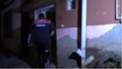 İki katlı evde çıkan yangın hasara neden oldu İki katlı evde çıkan yangın hasara neden oldu