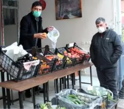 Kahvehanesi kapanan esnaf manavlığa başladı Kahvehanesi kapanan esnaf manavlığa başladı
