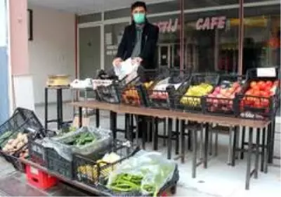 Kahvehanesi kapanan esnaf manavlığa başladı Kahvehanesi kapanan esnaf manavlığa başladı