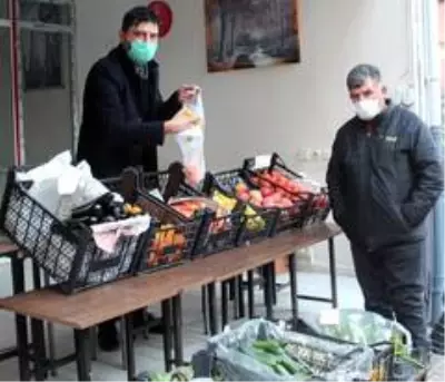 Kahvehanesi kapanan esnaf manavlığa başladı Kahvehanesi kapanan esnaf manavlığa başladı