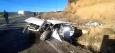 Kamyon ile otomobil kafa kafaya çarpıştı: 1 yaralı Kamyon ile otomobil kafa kafaya çarpıştı: 1 yaralı