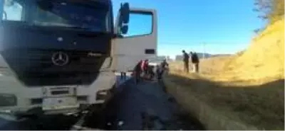 Kamyon ile otomobil kafa kafaya çarpıştı: 1 yaralı Kamyon ile otomobil kafa kafaya çarpıştı: 1 yaralı